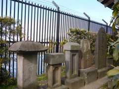 蓮沼稲荷神社石塔