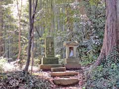 中根八幡神社境内石祠と観音石像