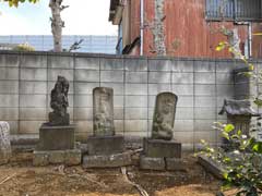 下町白籏神社境内観音像と石祠