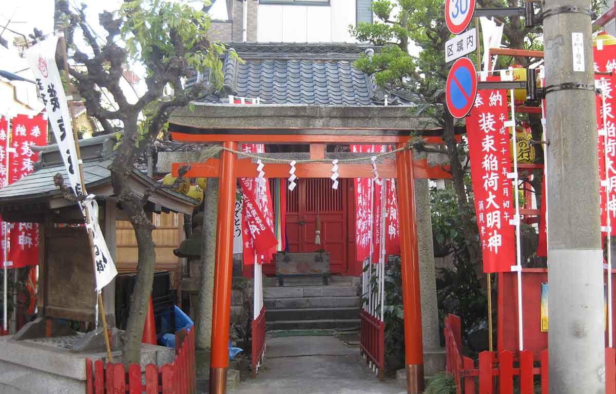装束稲荷神社｜北区王子の神社、王子稲荷へお参りする狐が装束を着替える榎