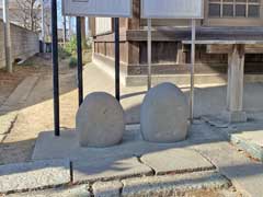 三ツ和氷川神社力石